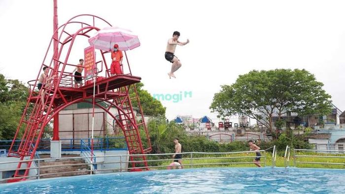 Bể nhảy cầu là một hoạt động thú vị tại công viên nước Hồ Tây, nơi bạn có thể thử sức với những cú nhảy từ độ cao để trải nghiệm cảm giác mạnh.