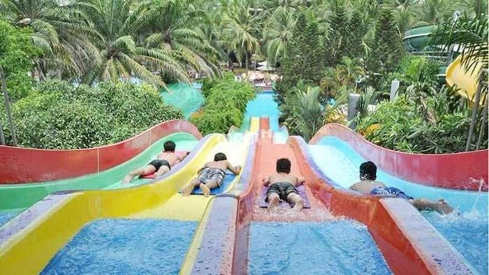 Khu trượt nước tại công viên nước Hồ Tây mang lại những trải nghiệm thú vị cho mọi lứa tuổi.