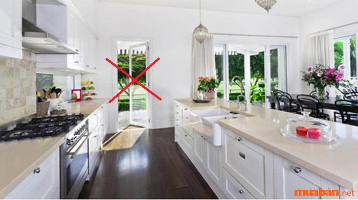 Đặt bếp đối diện cửa chính sẽ làm hao mòn sinh khí và vận khí của ngôi nhà.