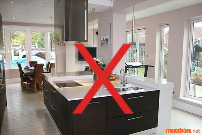 Các vật nhọn chiếu vào bếp sẽ tạo ra sát khí, ảnh hưởng tiêu cực đến phong thủy và cảm giác an toàn của gia đình.