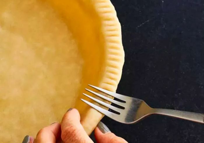 decorative fork crimp for pie crust