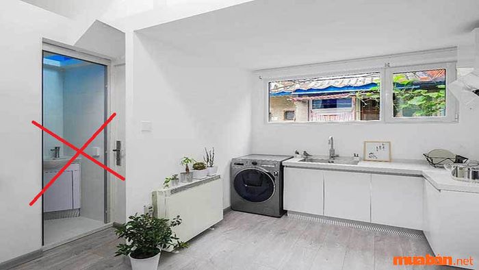 Đặt bếp đối diện nhà vệ sinh tạo ra sự xung khắc giữa Thủy và Hỏa, ảnh hưởng xấu đến phong thủy ngôi nhà.