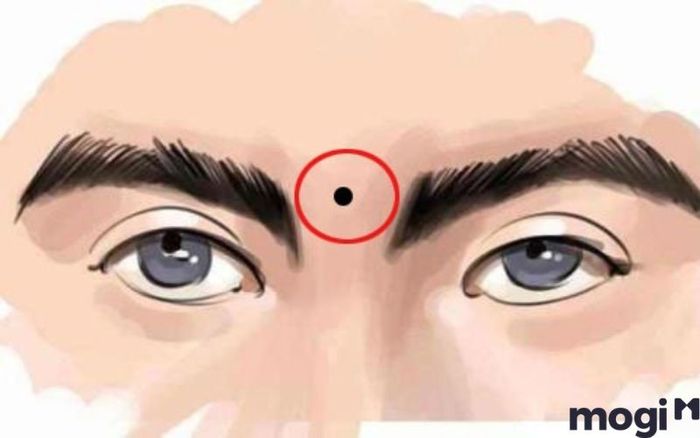 Vị trí nốt ruồi trên mặt đàn ông ở giữa hai lông mày thường là biểu hiện của sự thông minh, bản lĩnh và tài năng nổi bật. Những người có nốt ruồi này thường dễ dàng đạt được thành công trong sự nghiệp.