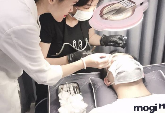 Có nên xăm nốt ruồi phú quý lên mặt hay không?