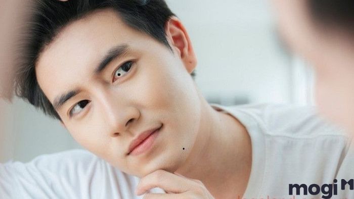 Nốt ruồi xuất hiện ở giữa con ngươi của nam giới được cho là không mang lại may mắn. Vị trí này có thể là dấu hiệu của một cuộc sống nhiều khó khăn và gian nan.