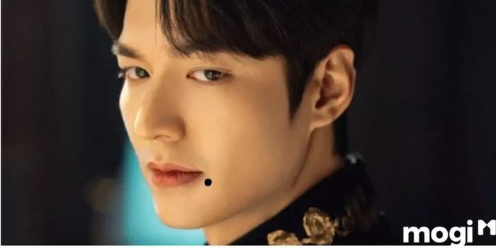 Nốt ruồi ở mép miệng của đàn ông giàu có