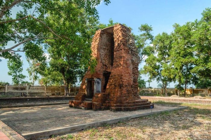 Tháp cổ Vĩnh Hưng