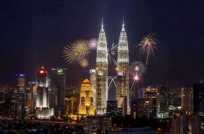 Khách sạn Grand Hyatt Kuala Lumpur, nổi bật với vị trí lý tưởng và tầm nhìn tuyệt đẹp ra Tháp Đôi Petronas.