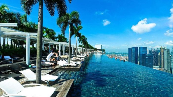 Hồ bơi vô cực tại Marina Bay Sands, một điểm đến nổi tiếng của Singapore, mang đến trải nghiệm tuyệt vời khi bạn có thể ngắm toàn cảnh thành phố từ trên cao.