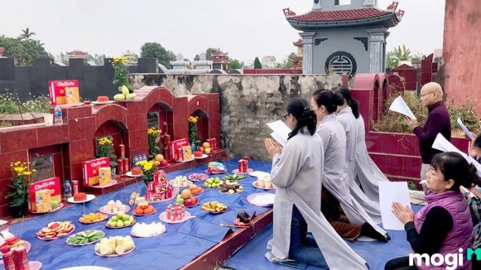 Mời thầy làm lễ tạ mộ