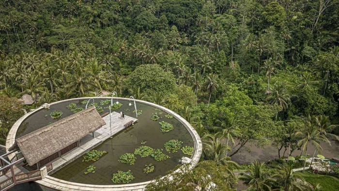 Four Seasons Resort Bali tại Sayan, nơi bạn có thể tận hưởng không gian yên tĩnh và khung cảnh thiên nhiên tuyệt vời.