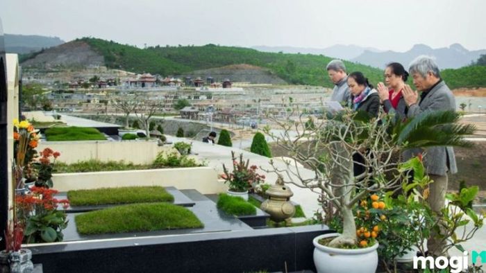 Cúng tạ mộ vào cuối năm