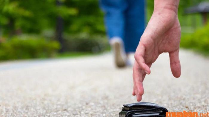 Mơ thấy người khác nhặt tiền của mình có thể là dấu hiệu về những khó khăn tài chính mà bạn sẽ phải đối mặt trong thời gian tới.