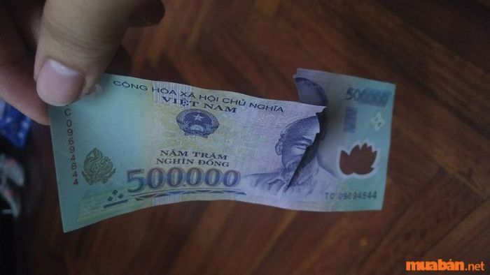 Khi bạn mơ thấy tờ 500k bị rách hoặc cũ, điều này phản ánh rằng bạn là người có trái tim nhân hậu và luôn sẵn sàng giúp đỡ người khác.