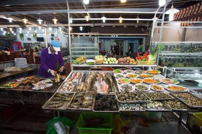 Chợ Dương Đông, nơi bạn có thể trải nghiệm không khí nhộn nhịp và tìm thấy nhiều loại hải sản tươi sống. 