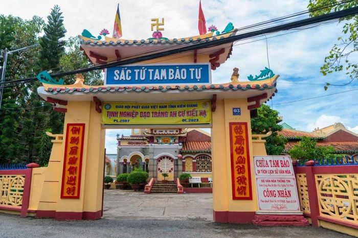 Chùa Sắc Tứ Tam Bảo, ngôi chùa cổ linh thiêng nổi tiếng tại Kiên Giang. @Traveloka Go and Share