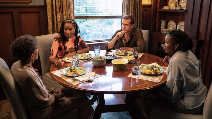 Jason Segel, Vernee Watson, Jessica Williams, và Courtney Taylor trong Shrinking