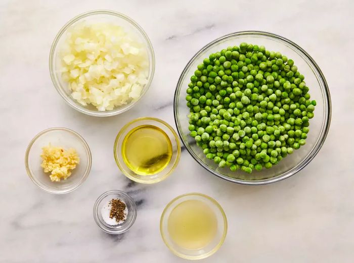 All ingredients are ready for preparing the Italian peas.