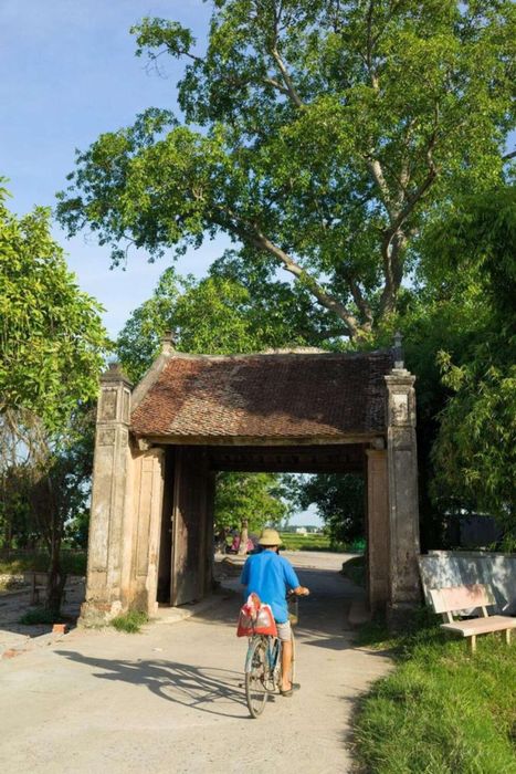 Cổng vào làng cổ Đường Lâm, một điểm đến hấp dẫn trong hành trình khám phá văn hóa Bắc Bộ