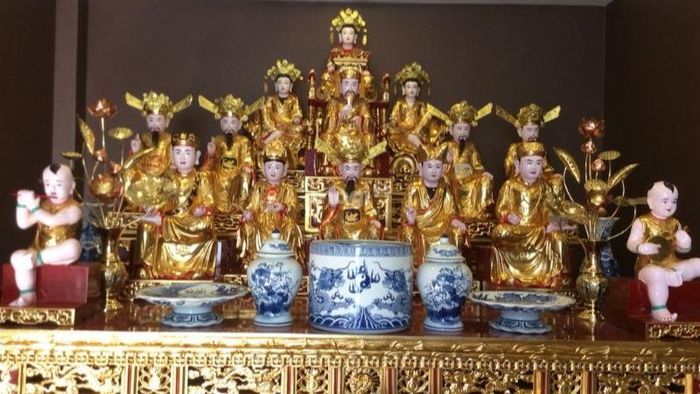 Ban công đồng là nơi thờ cúng các vị thần linh trong tín ngưỡng thờ Mẫu của người Việt