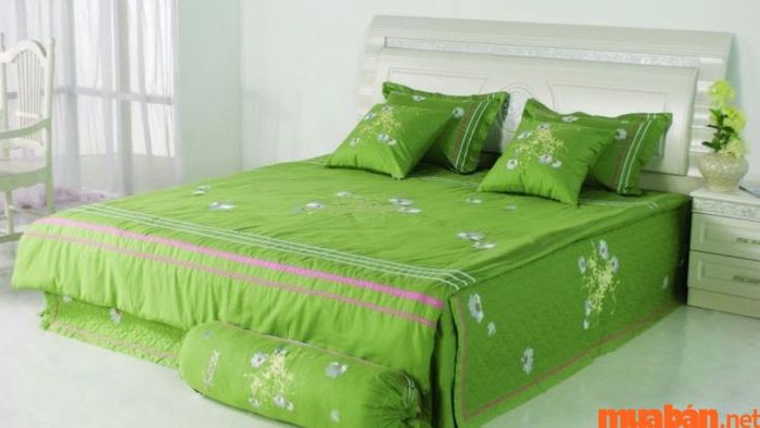 Chọn màu chăn gối thuộc mệnh Mộc giúp mang lại sự bình an và tài lộc cho người mệnh Sơn Hạ Hỏa.