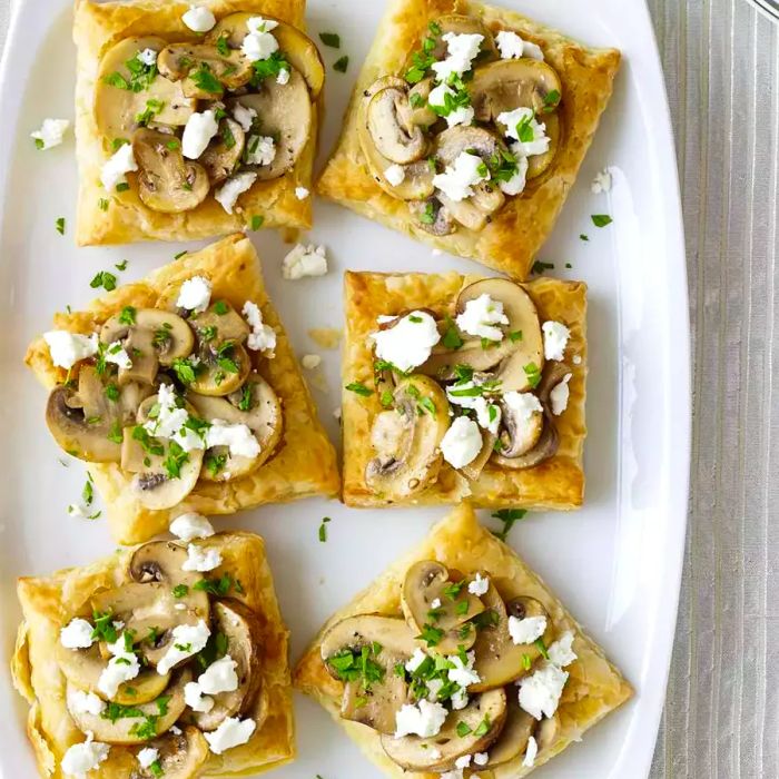 Tarts filled with goat cheese and mushrooms