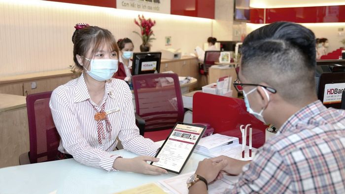 Đăng ký thẻ tín dụng HDBank trực tiếp tại quầy giao dịch
