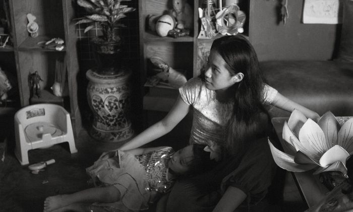 Hà Nội trong phim là sự pha trộn giữa cổ kính và hiện đại. Những con phố cổ vương bụi thời gian, lặng lẽ hòa quyện với những tòa nhà cao tầng vững chãi.