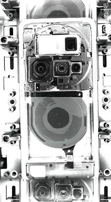 Cái nhìn chi tiết về thiết kế bên trong của Xiaomi 15 Ultra.
