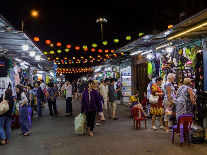Chợ đêm Nha Trang, điểm đến không thể thiếu khi khám phá thành phố biển.