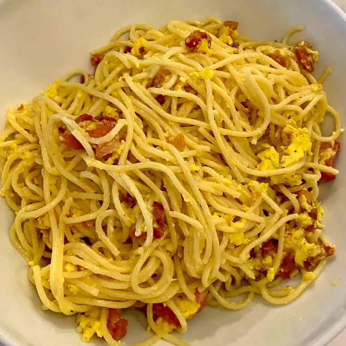 A top-down view of a bowl of spaghetti alla carbonara