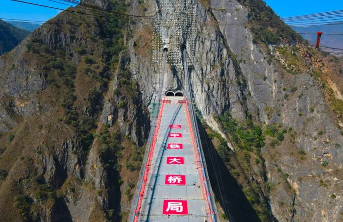 The Lvzhijiang Bridge is a single-tower, single-span suspension bridge.