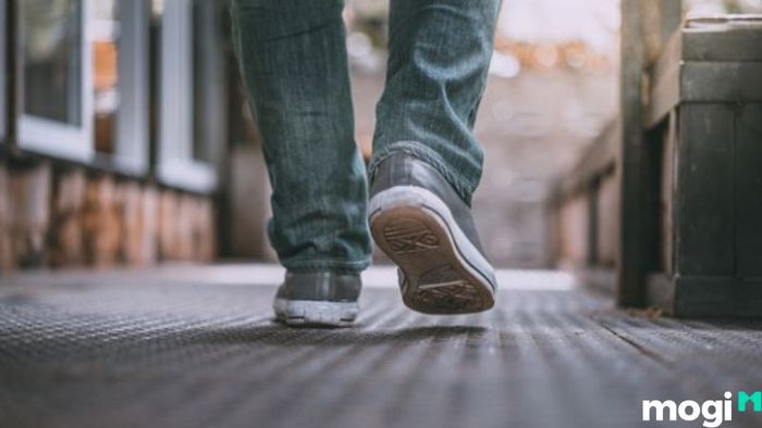Eight-shaped walk