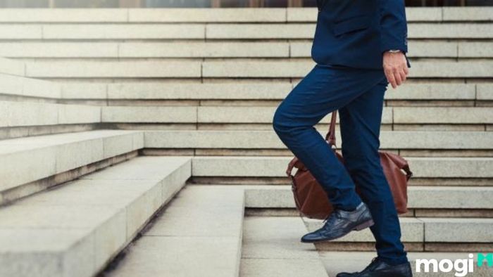 Dáng đi ngay thẳng là biểu hiện của những người thành đạt, thể hiện sự tự tin và dứt khoát trong mọi hoàn cảnh.
