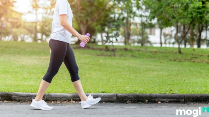 Dáng đi lắc hông của phụ nữ thành đạt là sự thể hiện rõ rệt của tự tin và phong thái mạnh mẽ, không dễ bị ảnh hưởng bởi người xung quanh.