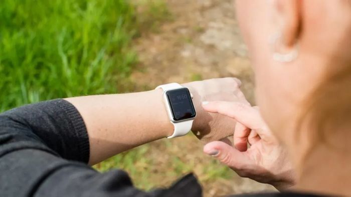 Cách xem lại lịch sử té ngã trong ứng dụng Sức khỏe