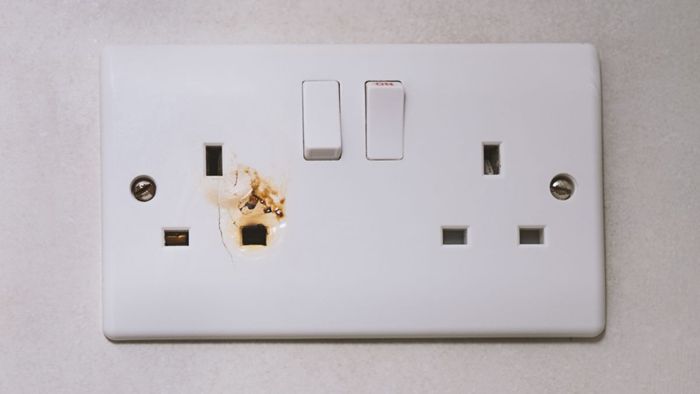 Phích cắm hoặc ổ cắm gặp sự cố