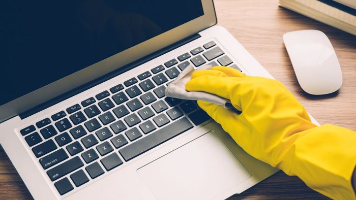 Hướng dẫn vệ sinh bàn phím MacBook đúng cách