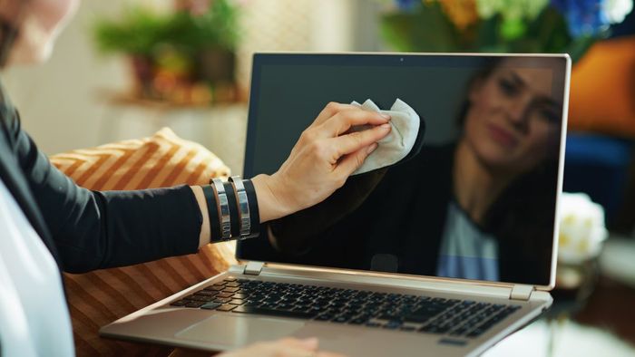 Hướng dẫn cách vệ sinh màn hình MacBook đúng chuẩn