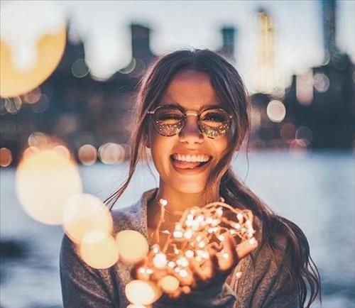 Phụ nữ thông minh và tự tin luôn biết cách thu hút đàn ông mà không cần phải phô trương hay tỏ ra quá cầu kỳ.