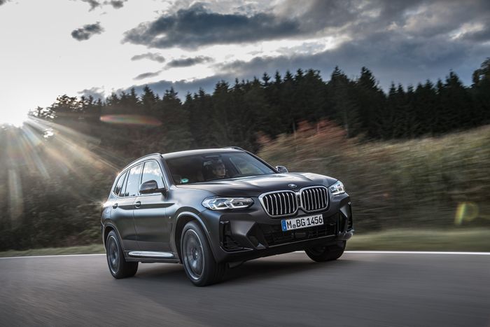 Chương trình ưu đãi kép cho các xe lắp ráp BMW với nhiều gói quà tặng dịch vụ chính hãng.