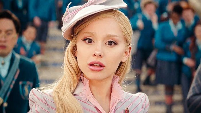 Ariana không chỉ sở hữu giọng hát tuyệt vời và vẻ đẹp cuốn hút mà còn thể hiện được sự duyên dáng khó cưỡng trong *Wicked*.