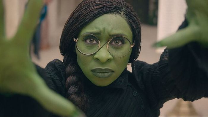 Cynthia Erivo đã hoàn toàn làm chủ vai Elphaba, thể hiện một loạt cảm xúc phức tạp và sâu sắc của nhân vật.