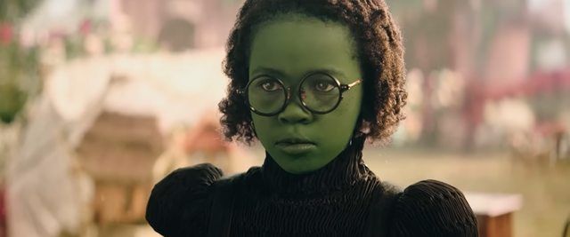 Elphaba đã lớn lên trong một tuổi thơ thiếu vắng tình yêu thương và sự chăm sóc