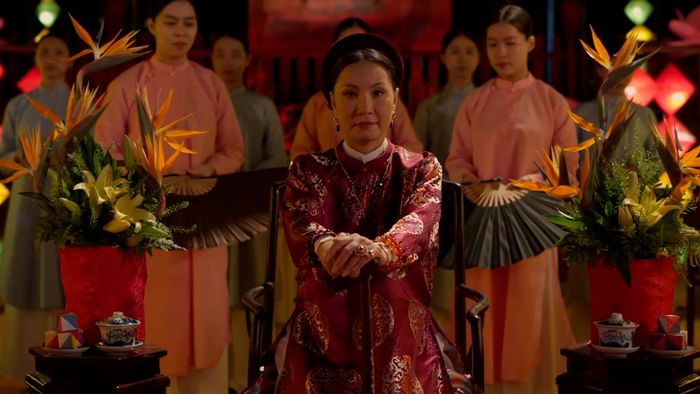 Màu sắc của phim vô cùng ấn tượng, với những bộ trang phục tinh tế mang đậm dấu ấn văn hóa Huế.