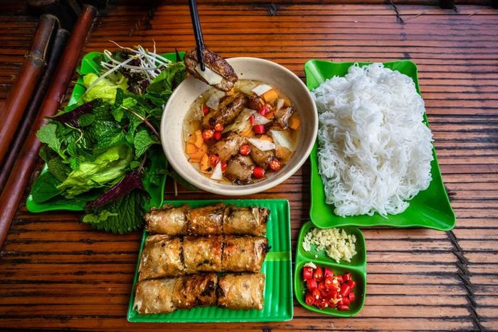 Bún chả là món ăn không thể bỏ qua khi đến Hà Nội, nổi bật với bún tươi mềm mại, thịt nướng thơm lừng và nước mắm chua ngọt, tạo nên hương vị hấp dẫn khó quên.