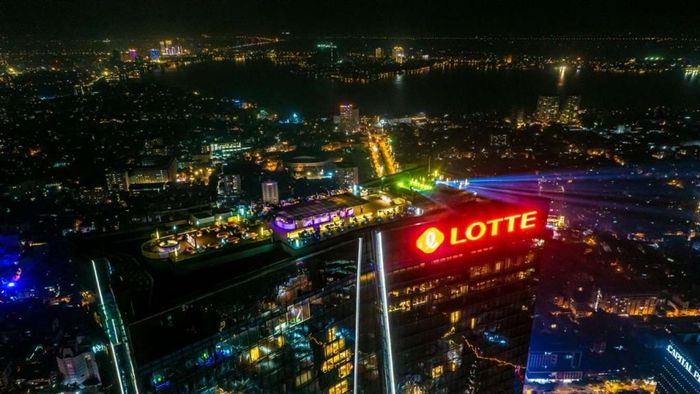 Tầng thượng của khách sạn là nơi lý tưởng để bạn chiêm ngưỡng vẻ đẹp Hà Nội về đêm, với ánh sáng lung linh phủ khắp thành phố.