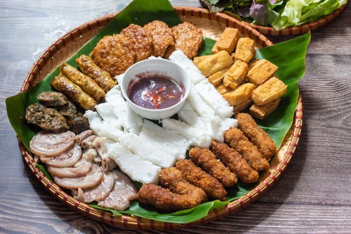 Bún đậu mắm tôm – món ăn độc đáo của Hà Nội, nổi bật với bún tươi, đậu chiên giòn và mắm tôm đậm đà, là một phần không thể thiếu trong ẩm thực thủ đô.
