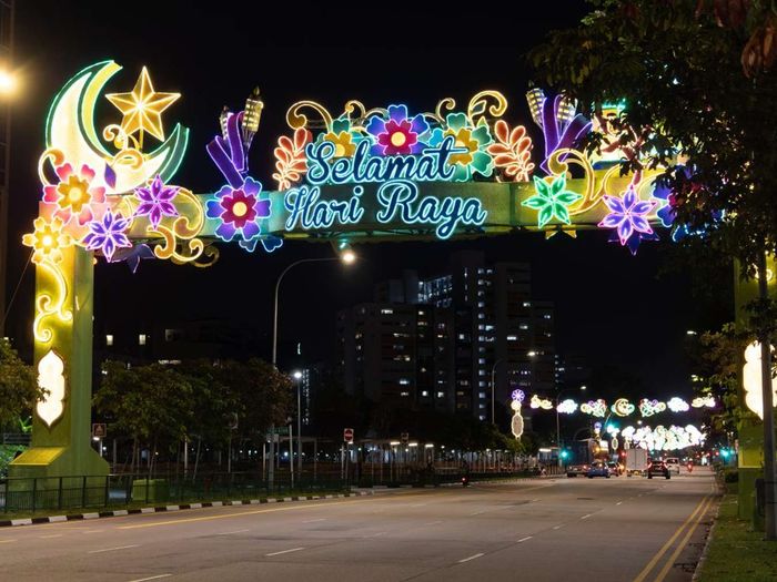 Những con phố rực rỡ đèn lồng Hari Raya tại Singapore, tạo nên không khí lễ hội tràn đầy màu sắc và sự vui tươi.