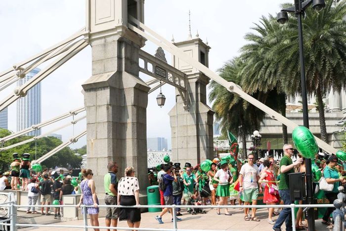 Lễ diễu hành nhân dịp lễ Thánh Patrick tại Boat Quay, Singapore